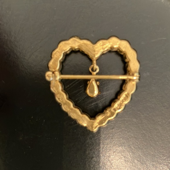 NWOT Pearl Heart Brooch with Faux Ruby. Gold Trim. - Picture 2 of 3